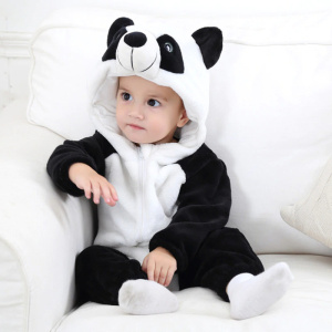 Pyjama doux et chaud panda avec enfant sur un canapé blanc