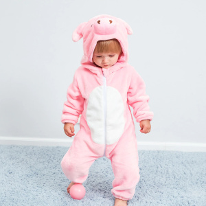 Pyjama mignon à capuche cochon rose avec un enfant