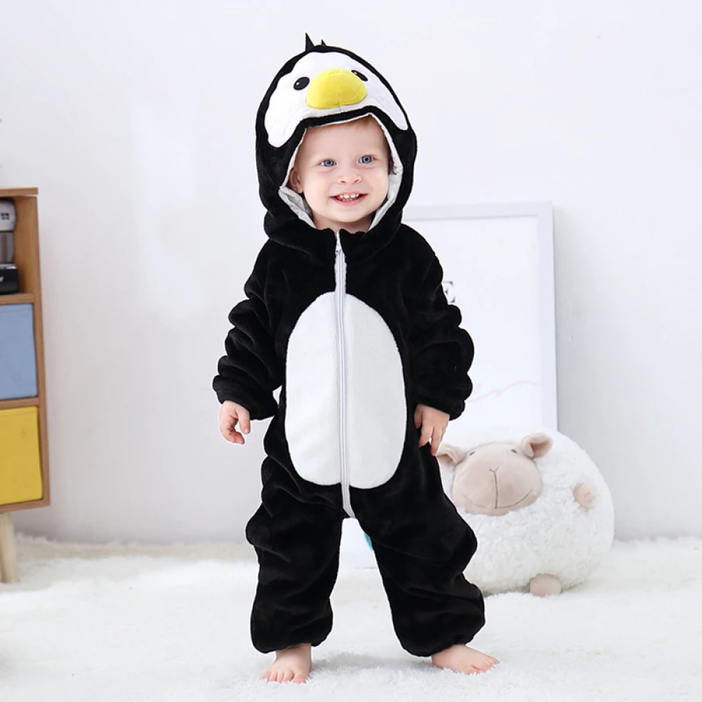 Pyjama polaire chaud pingouin sur un enfant dans une chambre