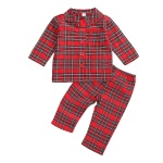 Pyjama de Noël rouge à carreaux pour enfants avec un fond blanc