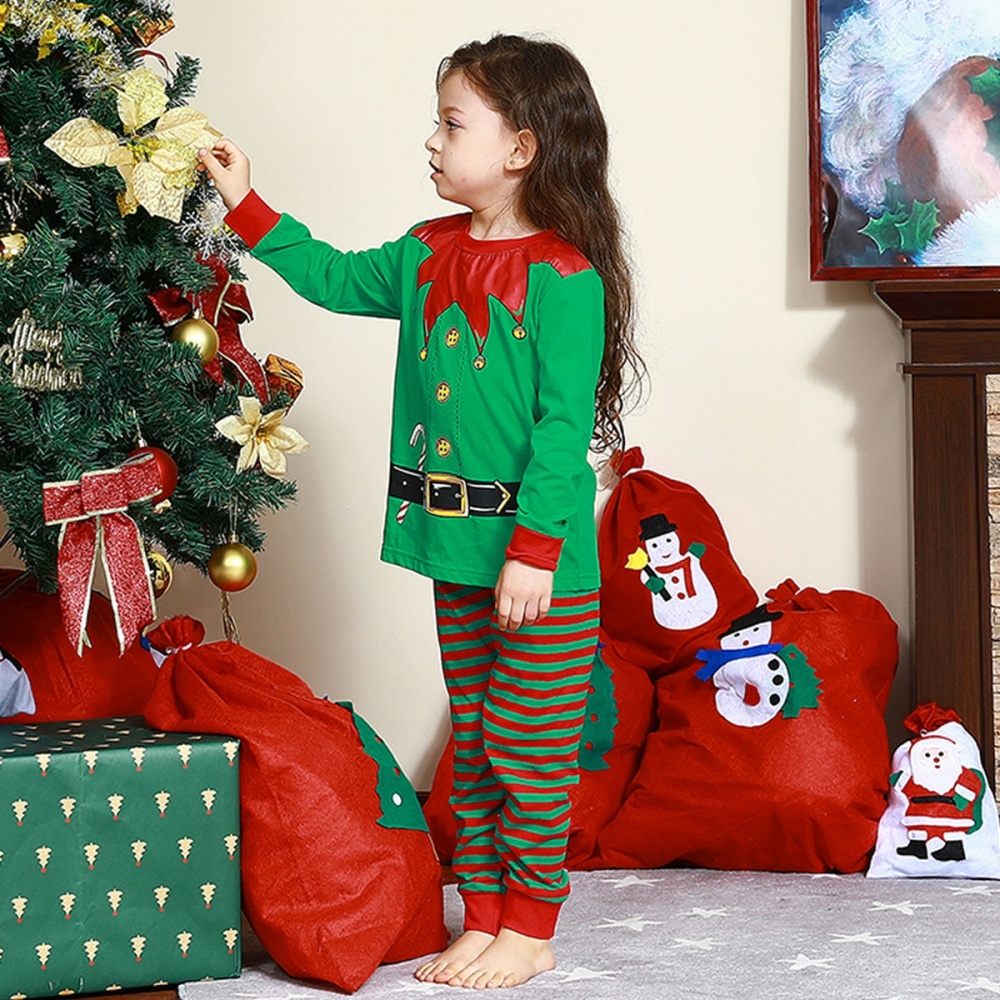 Pyjama de Noël avec chapeau pour enfants avec un fond une fille qui porte le pyjama