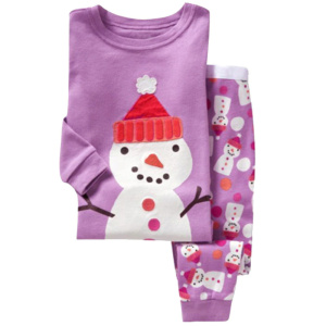 Pyjama de Noël à motif bonhomme de neige coloré pour enfants avec un fond blanc