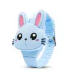Une montre électronique pour fille en forme de lapin mignon et de couleur bleu. Elle a un bracelet à boucle bleu.