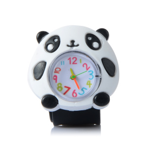 Une montre pour enfant en plastique représentant un panda mignon noir et blanc. au centre se situe une horloge avec un cadran en verre ainsi que des aiguilles et des chiffres colorés.
