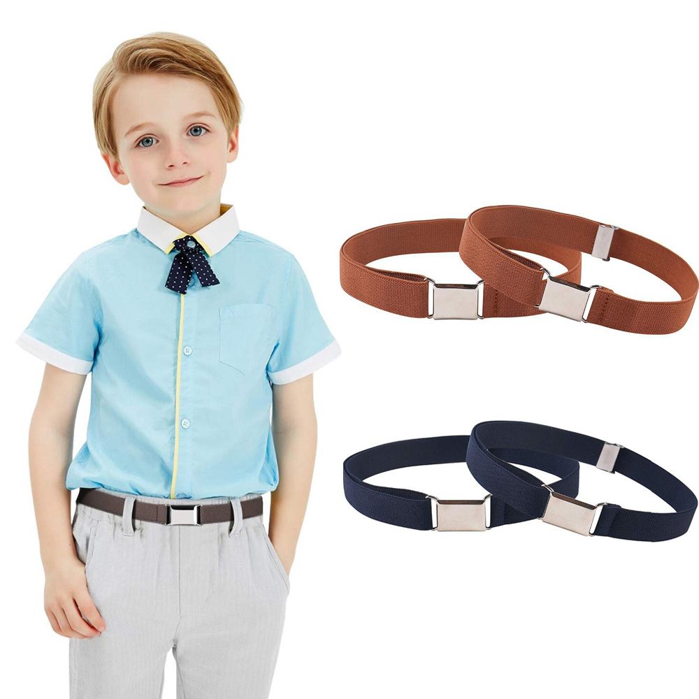 Ceinture élastique extensible réglable avec boucle pour enfants avec un enfant qui porte la ceinture et un fond blanc