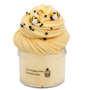 Slime en forme de cupcake colorée pour enfants beige avec un fond blanc