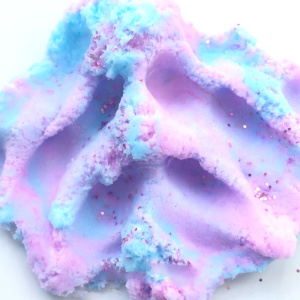 Slime motif nuage coloré moelleux en polymère et plasticine pour enfants multicolore avec un fond blanc