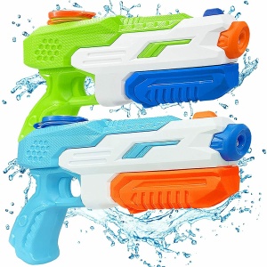 Pistolet à eau plusieurs coloris pour enfants un vert et un bleu avec un fond blanc