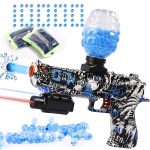 Pistolet à orbeez souples électrique à billes en gel pour enfants bleu avec des billes bleu en gel avec un fond blanc