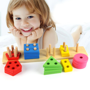 Jouets Montessori en bois colorée en forme géométrique pour enfants colorée avec une fille qui jouet avec un fond blanc