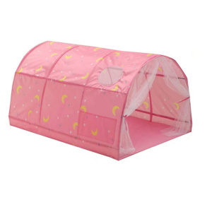 Un tipi pour fille en forme de maison tunnel de couleur rose. Celle-ci a des motifs colorés sur le dessus et une double porte en rideaux transparent sur le devant.