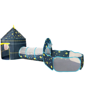 Tipi pour enfant de couleur bleu foncé avec des motifs d'étoiles jaune sur le dessus. Celui-ci a la forme d'un château avec un tunnel menant à une piscine à balles.