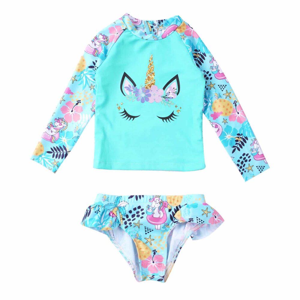 maillot pour filles deux pièces avec le haut à manches longues avec une tête de licorne, et la culotte à volants sur les côtés, le maillot est bleu turquoise