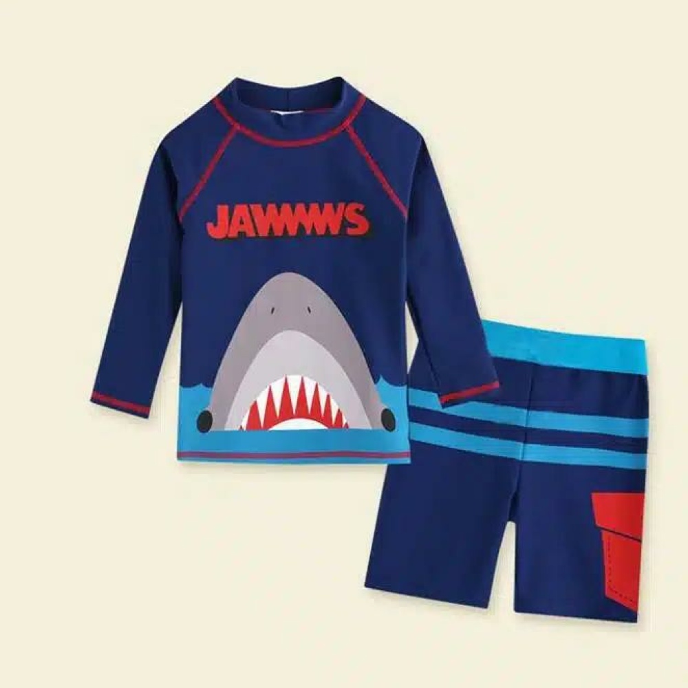 maillot pour enfant, bleu foncé, avec un dessin de requin la gueule ouverte dessus, composé d'un tee-shirt manches longues et d'un short