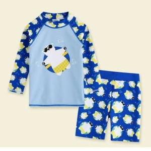 maillot pour enfant, bleu, avec un dessin d'ours qui porte des lunettes de soleil dessus, composé d'un tee-shirt manches longues et d'un short assorti