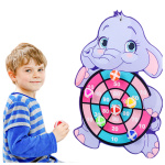 Enfant une balle à la main jouant à viser une cible en forme d'éléphant