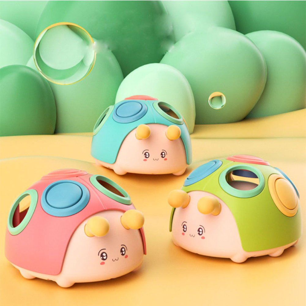 Trois jouets représentant chacun un escargot de couleur différente, dans lequel il faut mettre insérer des éléments de forme ronde