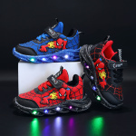 Chaussures lumineuses Spiderman avec les trois coloris disponible la rouge, la noire et la bleue avec des lumières et un fond noir