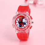 Montre colorée rouge SpiderMan pour garçon,présentée fermée et posée sur le bracelet droite, sur un support rose