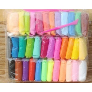 Pâte à modeler polymère 36 couleurs pour enfant dans un sac transparent sur une table en bois