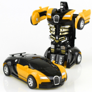Voiture jaune et noir avec le robot à l'arrière sur fond blanc