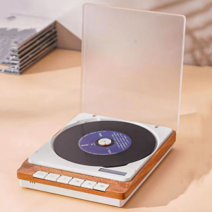 Lecteur CD rectangulaire en bois et blanc posé sur un bureau avec le couvercle ouvert