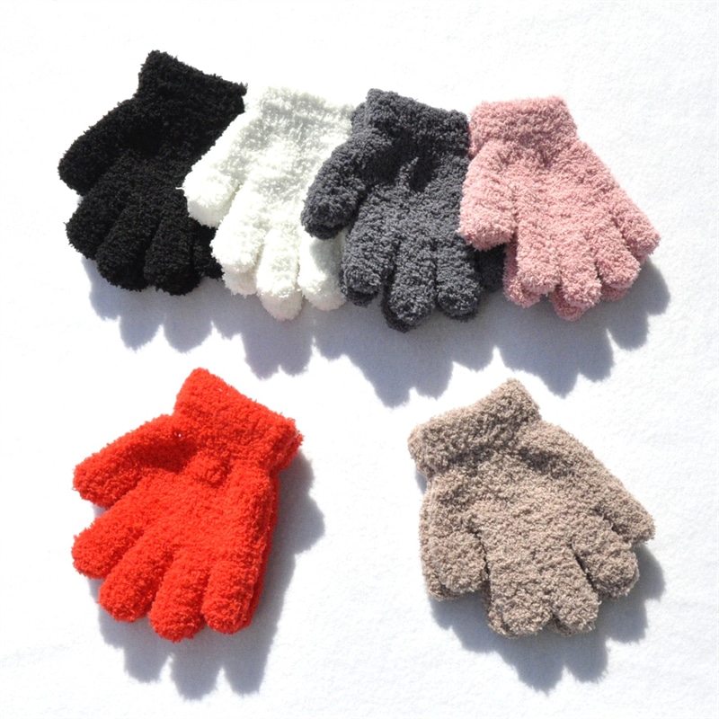 6 paires de gants posés à plat de couleur noir, blanc, gris, beige, rose et rouge