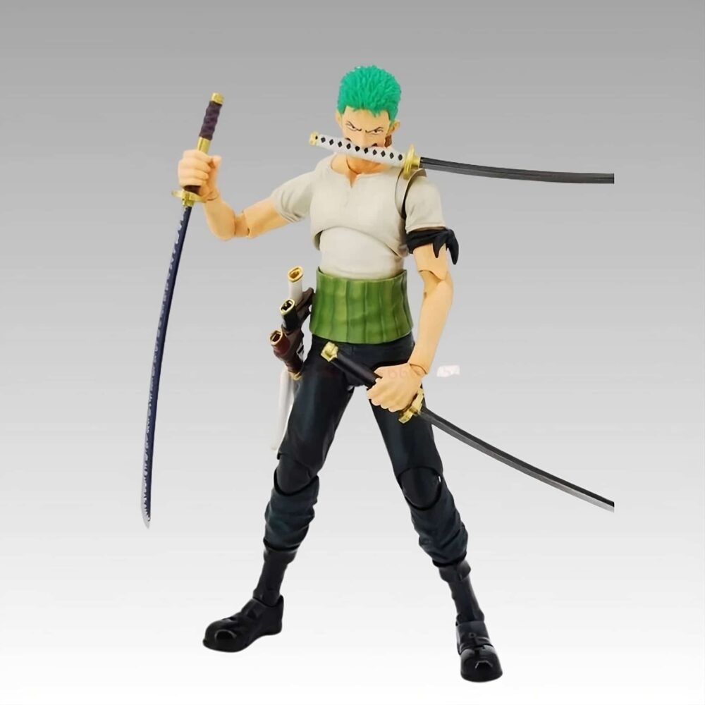 Figurine articulée Zoro de One Piece qui possède toute une panoplie d'accessoires, comme des sabres, des visages interchangeables, des mains interchangeables, des coiffures ou encore un casque, sur fond de dégradé de gris.