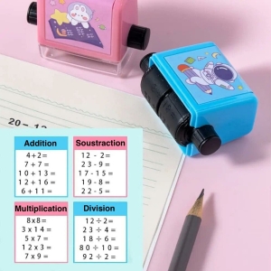 2 Tampons pour l'apprentissage des calculs rose et bleu posés sur une table, avec un cahier et un crayon et une illustration des calculs
