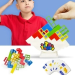 Jeune garçon avec un polo rouge se grattant la tête, devant un jeu d'équilibre Tetris avec des éléments à empiler, des cartes et une base