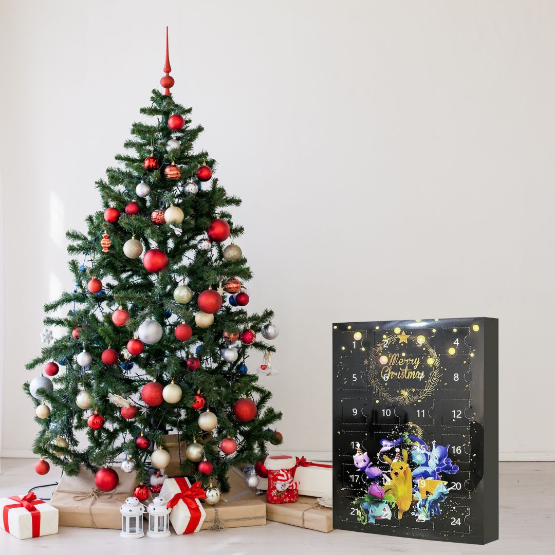 Calendrier de l'Avent Pokémon au pied d'un sapin de Noël, décoré de guirlandes et de boules de Noël et avec des cadeaux à son pied, sur fond gris.