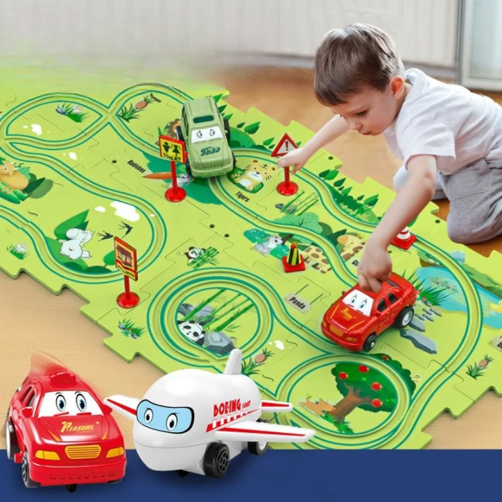 Jeune garçon dans une chambre jouant avec son puzzle vert avec circuit. Il a une voiture rouge, verte et un avion