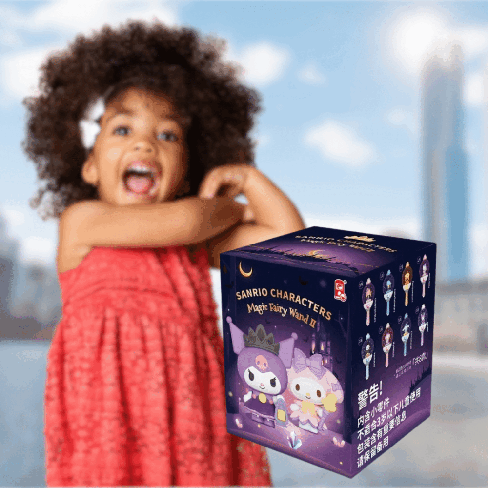 Personnages Sanrio kawaii boite aléatoire avec une petite fille en arrière-plan qui a l'air ravi d'avoir une nouvelle boite avec un nouveau personnage et sa baguette.