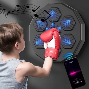 Enfant qui joue au jeu de boxe musical, avec ses gants de boxe et de la musique qui joue, sur fond gris.