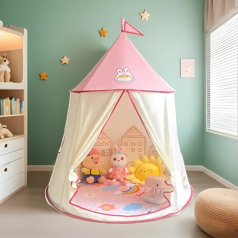 Image d'un tipi en forme de château pour enfant, disponible en rose ou marron. Le tipi présente une structure en toile décorée de détails amusants, parfaite pour créer un espace de jeu ou de lecture cosy.