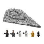 Jeu de construction type Lego Star Wars Destroyer Stellaire de couleur grise avec 7 figurines sur un fond blanc.