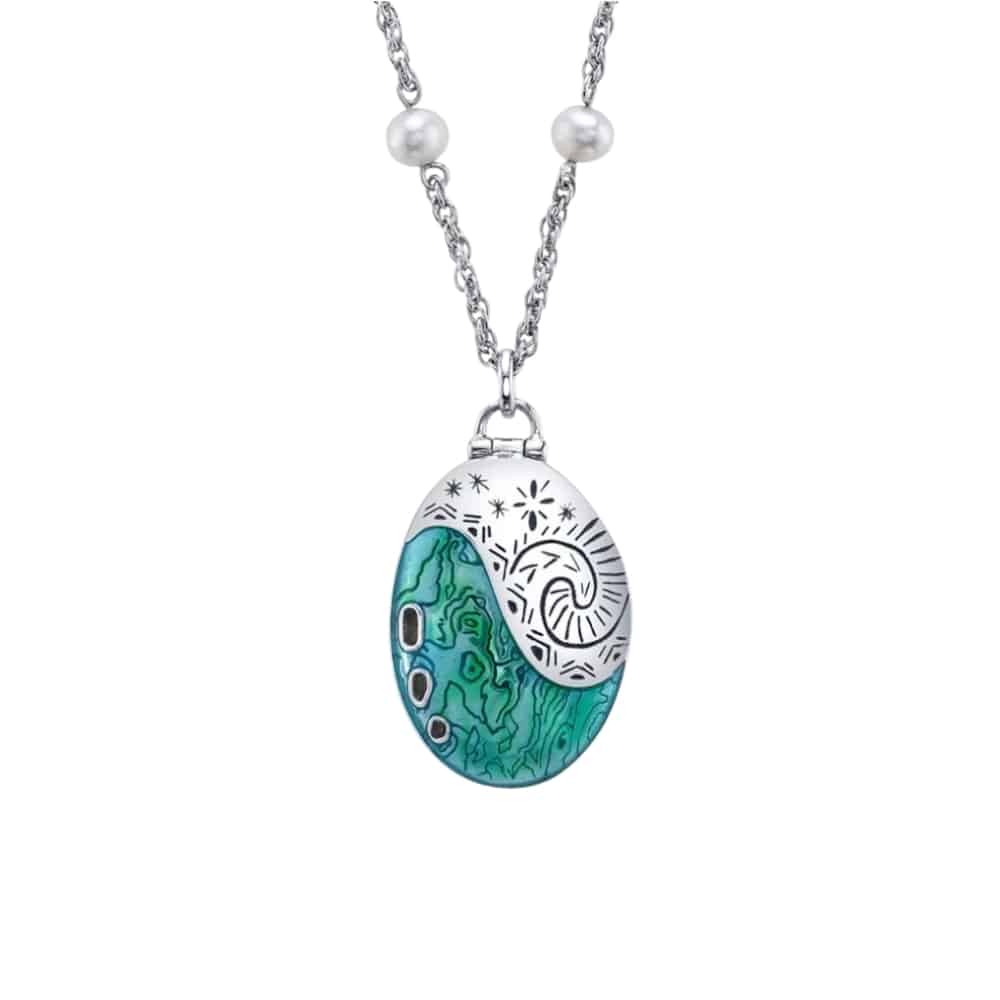 Collier pendentif représentant le cœur de Te Fiti, inspiré de Vaiana. Le pendentif est en forme ovale, avec des motifs gravés et des détails verts rappelant une pierre précieuse, attaché à une chaîne élégante ornée de perles.