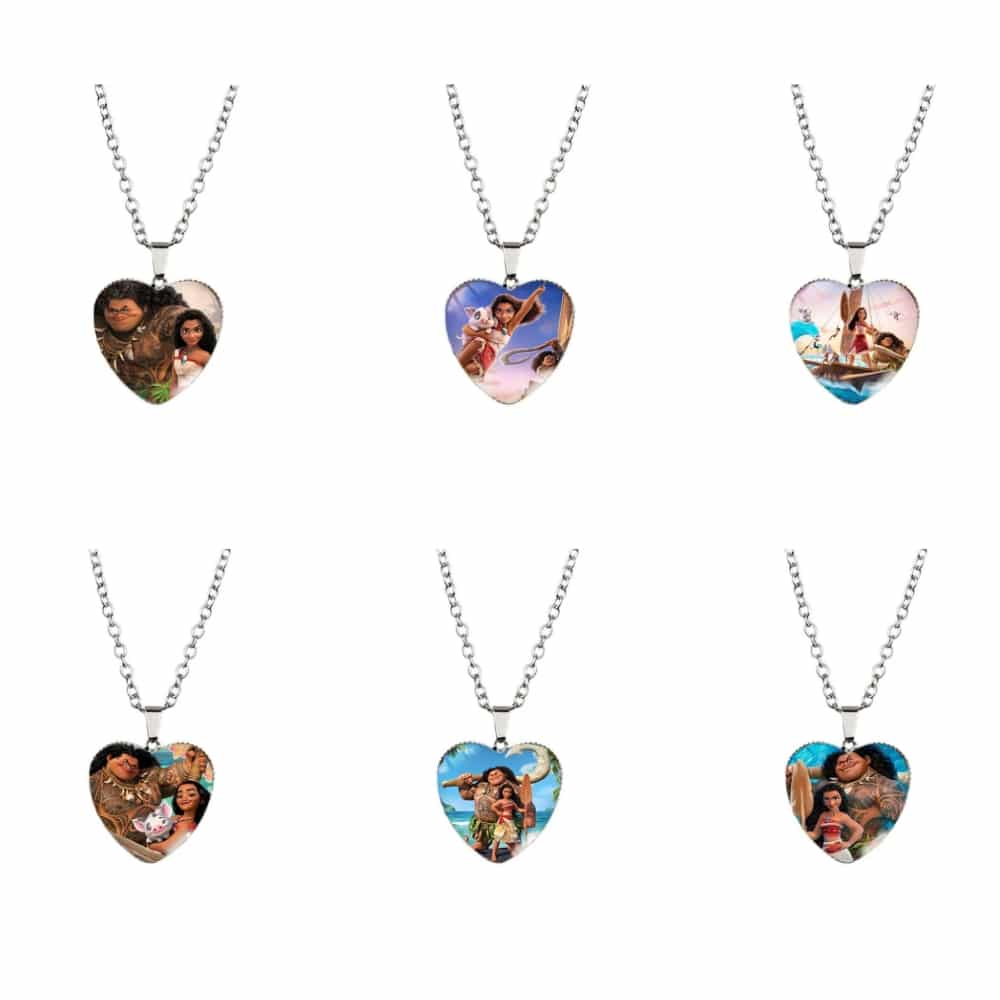 Collier pendentif en forme de cœur, décoré d'illustrations colorées de Vaiana 2. Parfait pour les enfants fans du film, ce bijou allie style et magie de l'univers Disney.