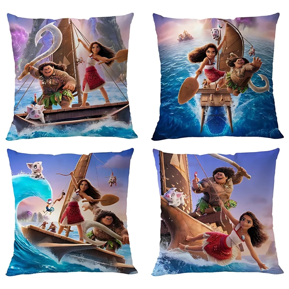 Coussins pour enfant avec des imprimés colorés inspirés du film Vaiana 2 de Disney. Chaque coussin représente une scène emblématique du film avec Vaiana, Maui, Pua et Hei Hei naviguant sur l'océan.