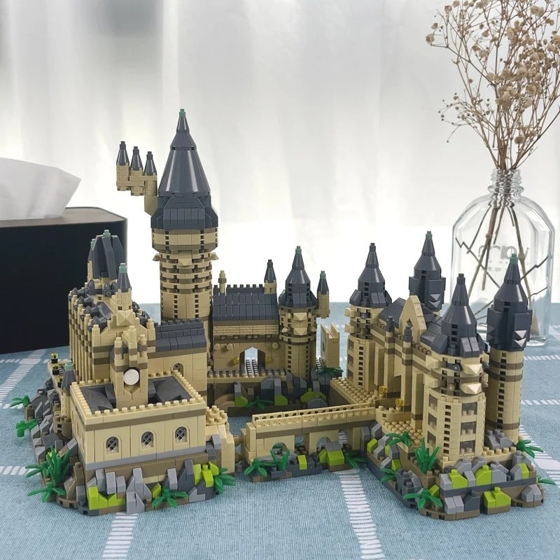 Jeu de construction représentant l'école des sorciers de Poudlard. Le modèle recrée en détail les tours, ponts et bâtiments emblématiques du célèbre château de l'univers Harry Potter, avec des éléments architecturaux soignés et un rendu réaliste.