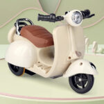 Petit scooter électrique pour peluche type Labubu beige, posé sur une espèce de plateau et dont la couleur principale du fond est vert kaki.
