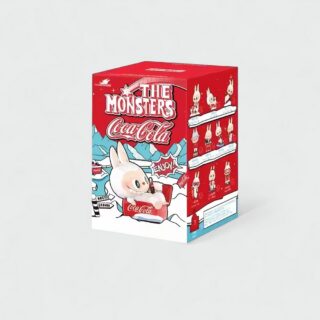 Boite rouge avec un dessin d'un monstre style labubu allongé qui boit un coca, sur un decor de neige et de montagne. LA boite est présenté sur un fond coloré beige.