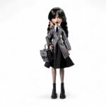 Figurine Mercredi Addams en uniforme gris avec sac à dos, sur fond blanc