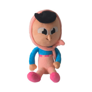 Peluche Zari Duolingo assise, bras pliés, tissu rose et bleu, compagne douce et expressive pour les jeux calmes sur fond blanc.