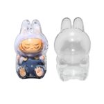 Coque de protection pour peluche assise style Labubu avec une peluche Labubu dedans, sur fond bleu très clair.