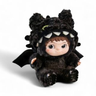 Peluche Wakuku - dragons, collaboration officielle avec Dreamwork à l'effigie d'un personnage kawaii portant le déguisement du célèbre dragon noir Krokmou, assis de face sur fond blanc.