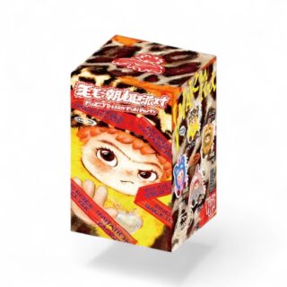 Blind box Wakuku série Fuzzy fun party rectangulaire rouge-orange avec un visage espiègle sur le devant, sur fond blanc.
