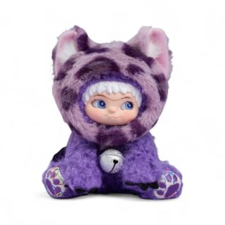 Peluche Wakuku - Purple Kool Panther violette, avec un déguisement de leopard, aux yeux bleus étoilés et clochette argentée sur fond blanc.