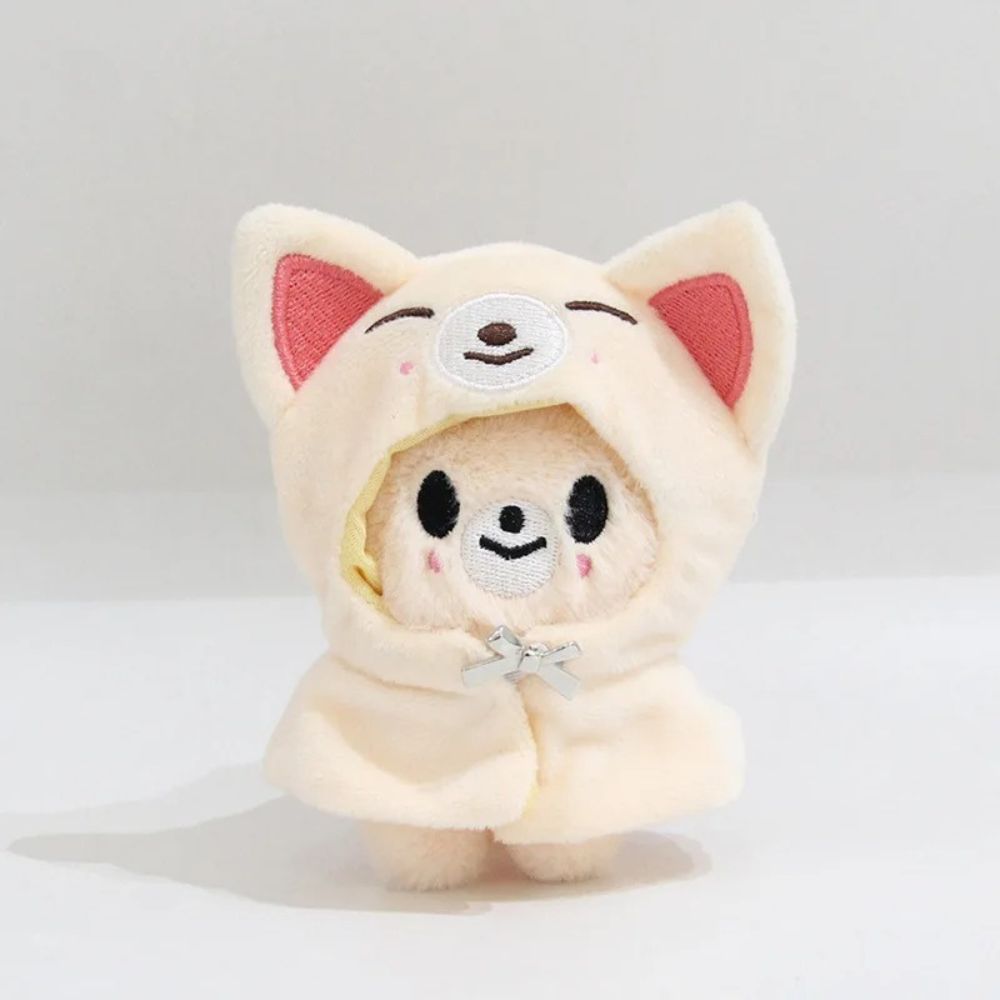 Petite peluche en forme de renard à l'effigie du Skzoo Foxl.Ny des Stray kids sur fond gris