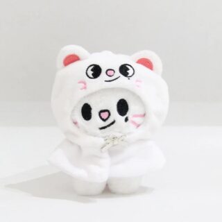 Petite peluche en forme de furet mignon à l'image du chanteur Hyunjin des Stray Kids sur fond gris